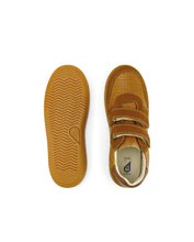 Zapatos barefoot BOBUX Kid+ Riley en color caramelo y toffee para niños, con suela flexible y diseño cómodo.