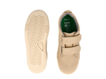 Calzado Barefoot Kid+ Grass Court Canvas Oat Milk de BOBUX para niños, calzado cómodo y ligero para uso diario.