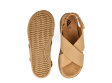 Sandalia barefoot para niño Kid+ Glide Parchment de BOBUX, calzado ligero y flexible para pies pequeños.