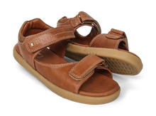 Sandalia Barefoot Kid+ Driftwood en color caramelo de BOBUX ESPAÑA para niños, con diseño cómodo y flexible.
