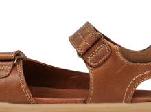 Sandalia Barefoot para niños BOBUX ESPAÑA modelo Kid+ en color caramelo, con diseño ligero y cómodo para niños.