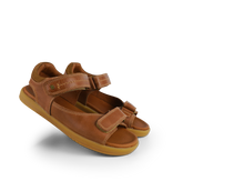 Sandalia barefoot para niño BOBUX ESPAÑA, modelo Kid+ Driftwood color caramelo, con suela flexible y diseño cómodo.