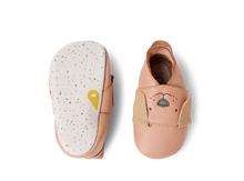 Suela blanda de patucos Little Pup Caramel de BOBUX ESPAÑA, calzado suave y respetuoso para bebés con suela flexible.
