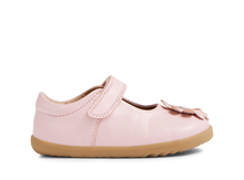 Calzado Step Up Bobux Iberia para bebés, Parfait Pink, ideal para primeros pasos, con diseño respetuoso y cómodo para niños pequeños.