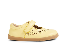 Sandalias barefoot I Walk Tilly Pale Banana para niño de BOBUX, con diseño cómodo y ligero para pisada natural.