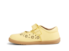 Sandalia IWalk Tilly Pale Banana para niño de BOBUX, calzado barefoot con diseño cómodo y transpirable, en color amarillo pálido.