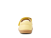 Sandalia IWalk Tilly Pale Banana para niño de BOBUX, calzado barefoot con diseño cómodo y flexible en color amarillo suave.
