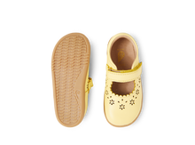 Sandalia IWalk Tilly Pale Banana para niño de BOBUX, calzado barefoot con diseño cómodo y flexible para niños.