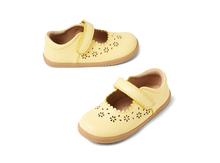 Sandalia barefoot I Walk Tilly Pale Banana para niño de BOBUX, calzado ligero y flexible con suela antideslizante.