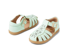 Sandalia I-Walk Chelsea Birds Egg para niño, sandalia barefoot BOBUX España y Portugal con diseño de pájaros en azul y gris.