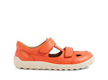 Sandalia Barefoot Kid+ Troop Tangerine de BOBUX ESPAÑA para niño con diseño cómodo y transpirable, vista lateral.