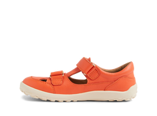 Sandalia barefoot para niño BOBUX ESPAÑA Troop Tangerine, modelo Kid+ con suela flexible y diseño cómodo para niños.