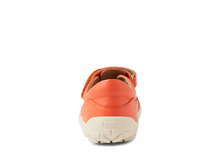 Sandalia Barefoot Kid+ Troop Tangerine de BOBUX ESPAÑA para niño, con diseño cómodo y color naranja brillante visible en la imagen.