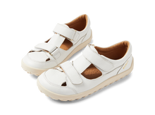 Sandalia barefoot para niños BOBUX Kid+ Troop en color blanco, con suela flexible y diseño cómodo para niños pequeños.