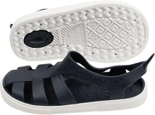 Sandalias Boatilus BIOTY de color beige, con tiras de cuero y suela plana, mostradas en una vista lateral.