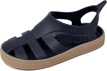 Sandalias Boatilus BIOTY de color negro, con diseño cómodo y elegante, ideales para uso casual y veraniego.
