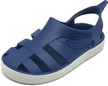 Sandalias Boatilus BIOTY con tiras de tela y suela de goma, diseñadas para comodidad y estilo en verano.