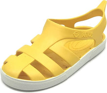 Sandalias Boatilus BIOTY con tiras y suela de goma en color beige, vistas desde un ángulo lateral.