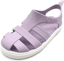 Sandalias Boatilus BIOTY de color beige, con tiras de cuero y suela antideslizante, en primer plano sobre fondo neutro.