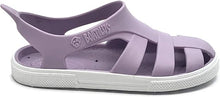 Sandalias Boatilus BIOTY con tiras de cuero en color neutro, perfectas para un estilo cómodo y elegante.