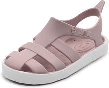 Sandalias Boatilus BIOTY en color neutro, diseño cómodo y elegante, con correas ajustables y suela antideslizante.