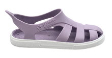 Sandalias Boatilus BIOTY en color lila y blanco, con tiras ajustables y suela cómoda, ideales para verano y ocasiones casuales.