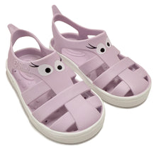 Sandalias Boatilus BIOTY de personaje en lavanda lilas y blanco, con diseño cómodo y color vibrante en la imagen.