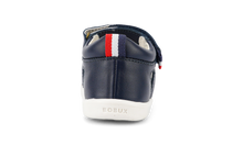 Sandalia IWalk Rise Navy para niño de BOBUX ESPAÑA Y PORTUGAL, con diseño barefoot y suela flexible en color azul marino.