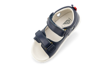 Sandalia barefoot I Walk Rise para niño en color azul marino, con diseño cómodo y flexible de la marca BOBUX ESPAÑA Y PORTUGAL.