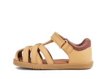 Sandalia IWalk Barefoot para niño en color Oak Buff con diseño Cross Jump, de la marca BOBUX ESPAÑA Y PORTUGAL.