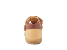Sandalia barefoot I Walk Cross Jump de BOBUX para niño en color oak buff, con diseño cómodo y flexible para niños.