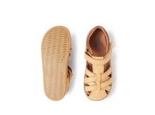 Sandalia IWalk para niño en color Oak Buff, modelo Cross Jump de BOBUX, con diseño barefoot y suela flexible.