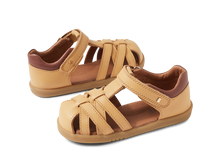 Sandalia IWalk BOBUX para niño en color Oak Buff con diseño Cross Jump y suela flexible, ideal para pies en crecimiento.