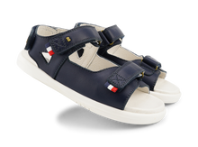 Sandalia Barefoot BOBUX Kid+ Rise azul marino para niño, con suela flexible y diseño cómodo para niños pequeños.