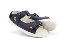 Sandalia Barefoot Kid+ Rise en azul marino para niño de BOBUX, calzado cómodo y flexible para pies pequeños.