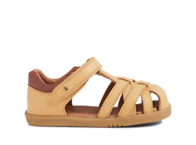 Sandalia barefoot I Walk Cross Jump para niño en color oak buff, con suela flexible y diseño cómodo de BOBUX España y Portugal.