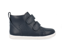 Bota deportiva I-Walk Grass Court High de BOBUX para niño en azul marino, ideal para actividades al aire libre.