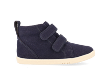 Bota deportiva I-Walk Grass Court High de BOBUX para niños en color azul marino, con diseño alto y cómodo para jugar.