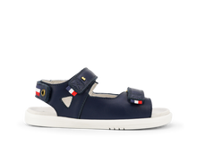 Sandalia Barefoot Kid+ Rise azul marino de BOBUX para niños, con diseño cómodo y flexible para pies pequeños.