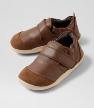 Zapatos Bobux Iberia Xplorer Marvel Cappuccino para los primeros pasos de bebé, calzado respetuoso y cómodo para niños pequeños.