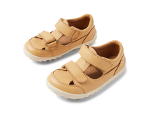 Sandalia Step UP para bebé de BOBUX ESPAÑA Y PORTUGAL en color Oak Buff, ideal para los primeros pasos, con diseño cómodo y resistente.