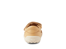 Sandalia Step UP BOBUX España para bebés, calzado respetuoso y cómodo para los primeros pasos, en color oak buff.
