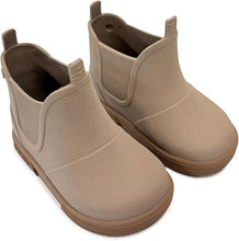 Botas para bebé Boatilus Baby Beatly en color taupe y beige con acabado aterciopelado, estilo cómodo y moderno para recién nacidos.
