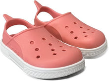 Sandalia Boatilus CLOGGY de colores, con diseño cómodo y estilo casual, vista frontal en la imagen.