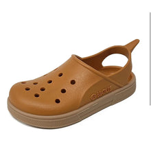 Sandalias Boatilus CLOGGY de color neutro, con diseño cómodo y estilo casual, mostradas en primer plano.