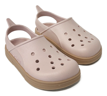 Sandalias Boatilus CLOGGY en color beige con suela de goma y diseño cómodo para uso casual y diario.