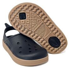 Sandalias Boatilus CLOGGY en color azul marino y beige, con diseño cómodo y estilo casual, vista en primer plano.