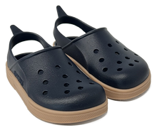 Sandalias Boatilus CLOGGY en color azul marino y beige, con diseño cómodo y moderno, vistas desde el lateral.