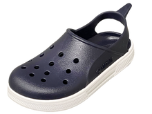 Sandalias Boatilus CLOGGY en color azul marino y blanco, con diseño cómodo y estilo casual, vista en primer plano.