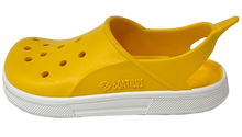 Sandalias Boatilus CLOGGY de color amarillo y blanco, con diseño cómodo y estilo casual.